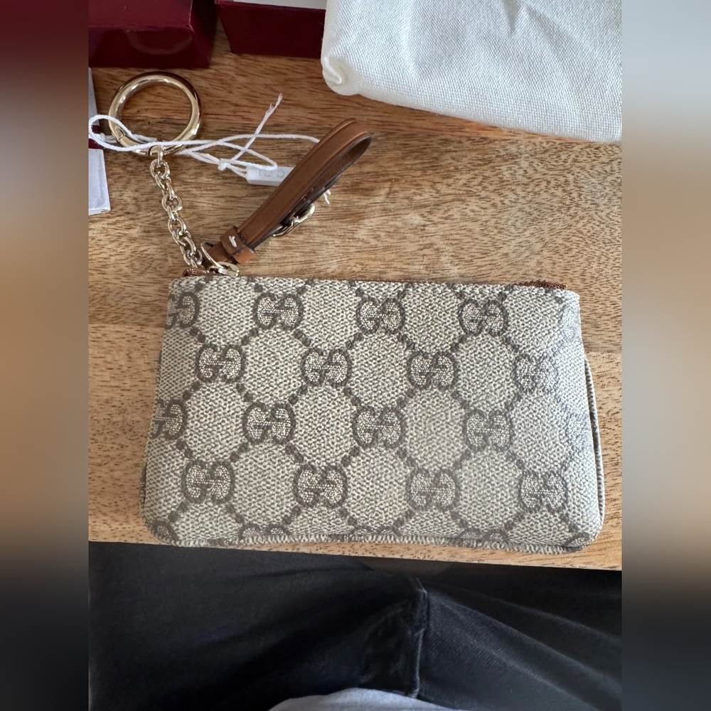 Gucci GG Emblem key pouch - Picture 4 of 7